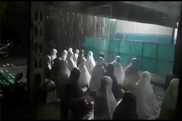 Banjir Terjang Madiun, Warga Salat Tarawih di Bawah Guyuran Hujan Lebat