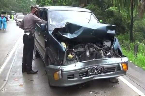 2 Mobil Masuk Jurang usai Tabrakan Beruntun 5 Kendaraan di Sitinjau Lauik Padang, 8 Orang Luka