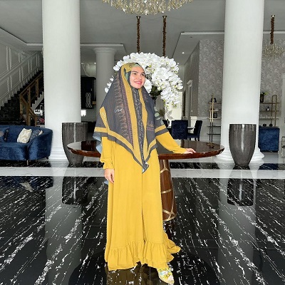 Anggun Banget, Ini Rekomendasi Gaya Hijab Syari ala Kartika Putri