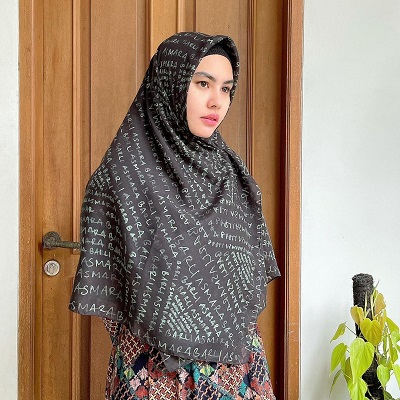 Anggun Banget, Ini Rekomendasi Gaya Hijab Syari ala Kartika Putri