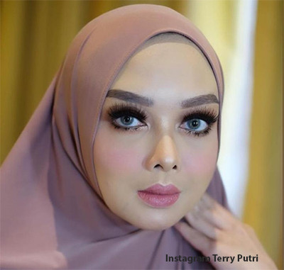 5 Artis Ini Memiliki Wajah Mirip, Nomor 3 Bak Pinang Dibelah Dua