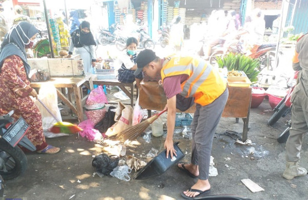 Abai Pakai Masker Begini Jadinya, Puasa-puasa Dihukum Nyapu Pasar di Tengah Panas Terik