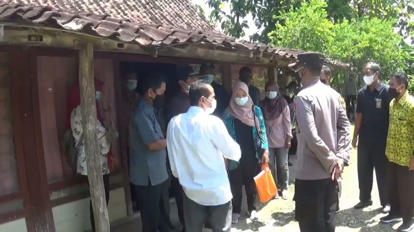 Bocah 5 Tahun Ini Terus Memeluk Kaki Ayahnya karena Menolak Tinggal Bersama Ibunya