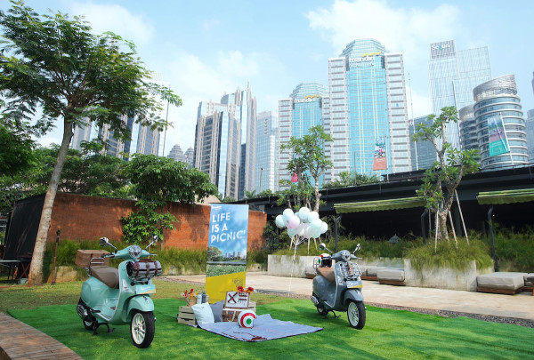 Begini Asiknya Piknik dengan Vespa Picnic Limited Edition
