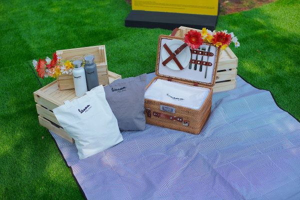 Begini Asiknya Piknik dengan Vespa Picnic Limited Edition