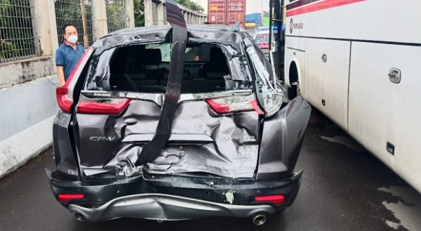 Kecelakaan di Jakarta Hari Ini; Transjakarta Tabrak Separator hingga Jak Lingko Terperosok di BKT