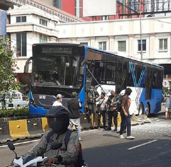 Kecelakaan di Jakarta Hari Ini; Transjakarta Tabrak Separator hingga Jak Lingko Terperosok di BKT