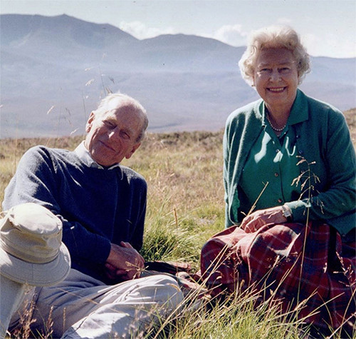 Serba Putih dan Sarat Makna, Ratu Elizabeth II Pilih Sendiri Karangan Bunga untuk Peti Pangeran Philip