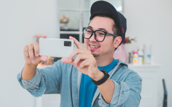 YouTuber Edho Zell Beri Tips Bikin Konten lewat Ponsel Rp2 Jutaan