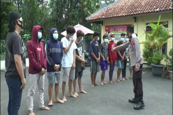 Garang Saat Tawuran, Anggota Gengster Semarang Stres Nangis Histeris Ketemu Orang Tuanya