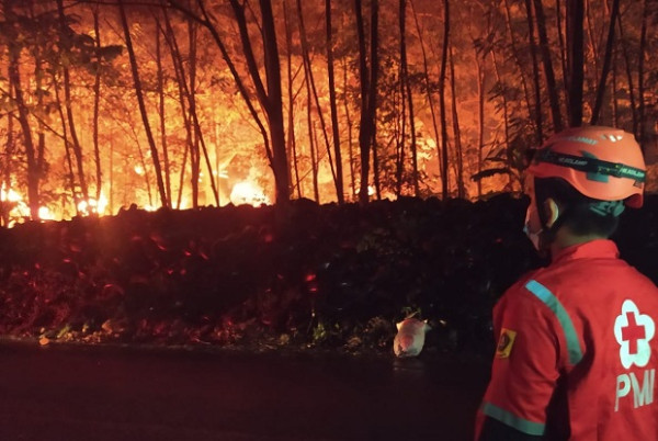 Kebakaran Lapak Ban Bekas di Gunung Putri Bogor, Petugas Kesulitan Lakukan Pemadaman