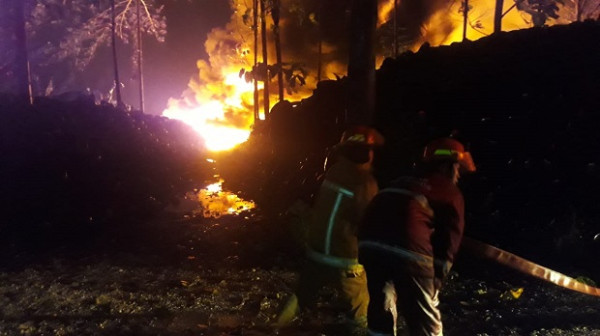 Kebakaran Lapak Ban Bekas di Gunung Putri Bogor, Petugas Kesulitan Lakukan Pemadaman