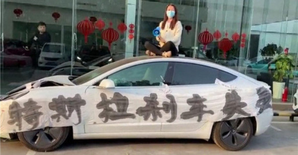 Edan, Lagi Pameran Tesla Diganggu Aksi Protes Injak Atap Mobil