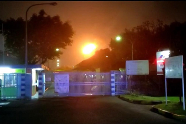 Semburan Api di Langit Cikarang Bikin Gempar Warga