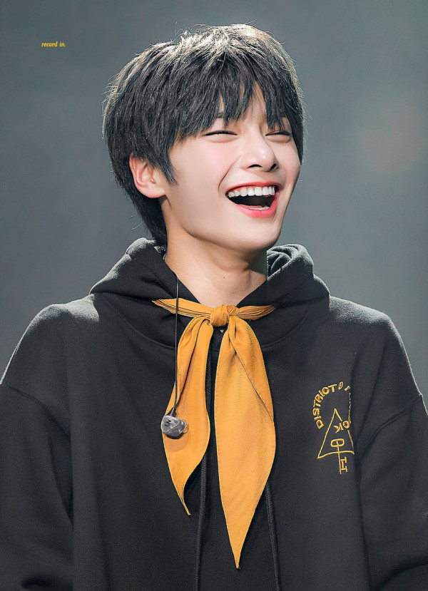 Tips Praktis dari I.N Stray Kids supaya Wajah Tetap Tirus dan Tak Bengkak saat Bangun Pagi