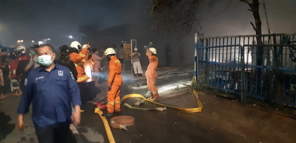 Disulut Petasan, Gudang Mebel di Cakung Terbakar