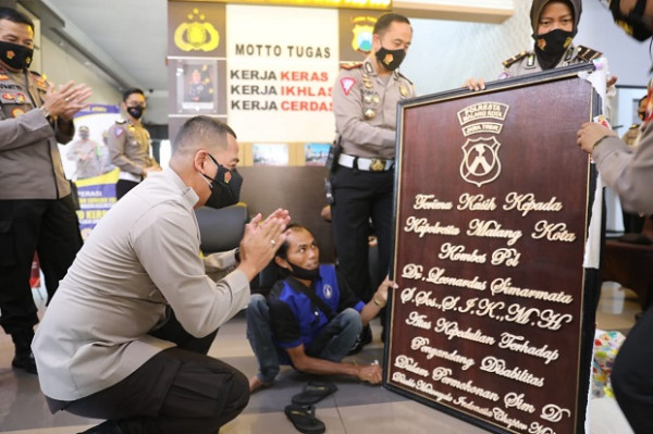 Tangis Bahagia Pecah, Penyandang Disabilitas Sampaikan Tanda Cinta untuk Kapolresta Malang Kota