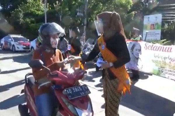 Hari Kartini, Polwan Cantik Berkebaya Bagikan Masker di Boyolali