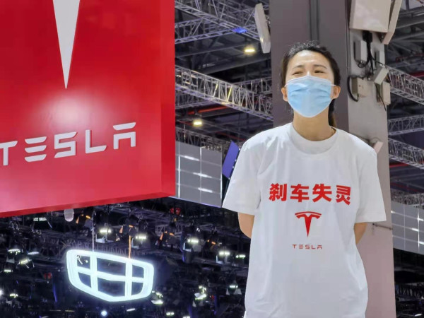 Tesla Minta Maaf Pada Wanita yang Bikin Keributan di Auto Shanghai 2021