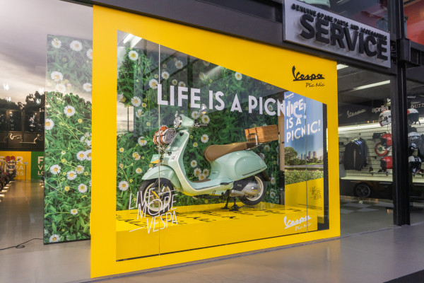 Vespa Picnic Dibingkai Bak Mainan di Dealer Motoplex