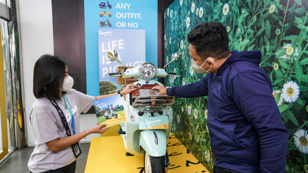 Vespa Picnic Dibingkai Bak Mainan di Dealer Motoplex