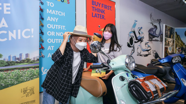 Vespa Picnic Dibingkai Bak Mainan di Dealer Motoplex