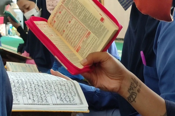 Tangis Pecah di Lapas Wanita Kebonsari, Warga Binaan Khusyuk Tadarus Alquran