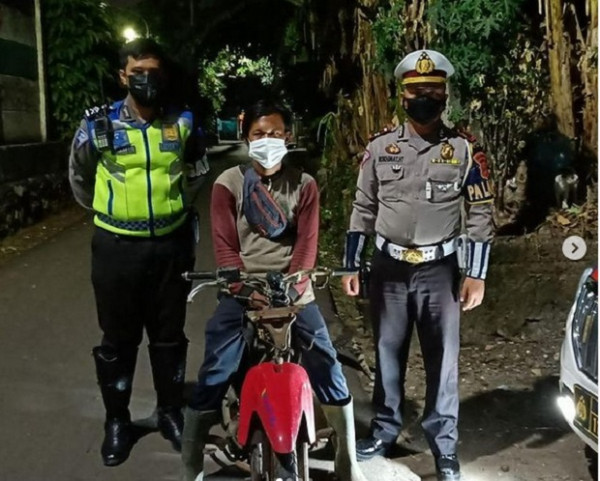 Viral Atraksi Bersila Lepas Tangan di Atas Motor, Pelaku Ditilang Motornya Disita