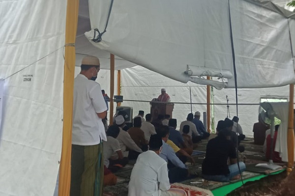 Menengok Tenda Masjid At-Tabayyun Kompleks TVM, Gelar Salat Jumat Perdana Jamaah Terlihat Khusyuk