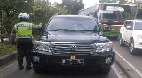 Inilah Mobil-mobil ‘Sultan’ Penerobos Jalur Transjakarta