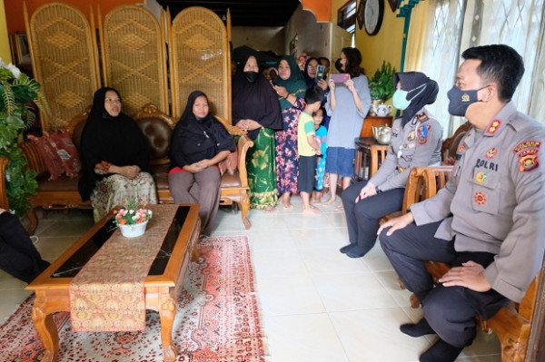 Gagah Berani Hadang Pemuda Bali Usai Sahur, Emak-emak Diapresiasi Kapolres Bungo
