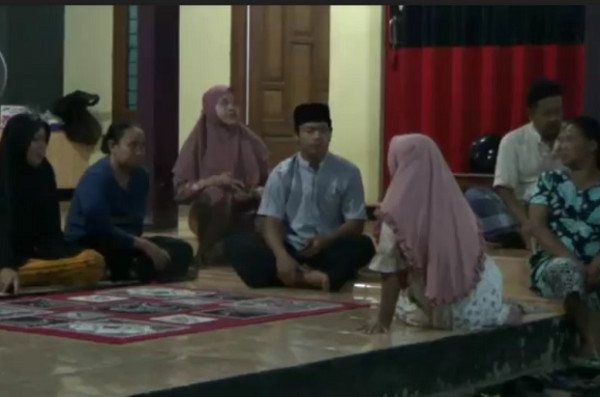 Tangis Pecah di Banyuwangi, Oksigen Habis Istri Serda Pandu Berharap Kru KRI Nanggala 402 Selamat