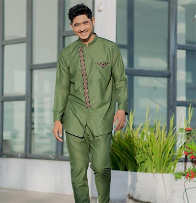 Pakai Baju Koko, Arya Saloka Dinilai Netizen Lebih Segar dari Es Buah
