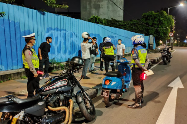 Dari Depok sampai Jakarta Utara, Polisi Ngak Kenal Lelah Razia Motor Nakal Tengah Malam