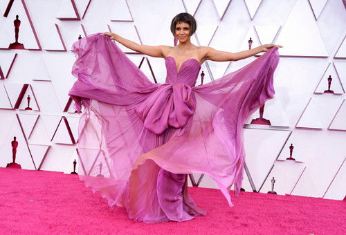 Carey Mulligan hingga Halle Berry, Inilah Bintang yang Paling Mencuri Atensi di Red Carpet Oscar 2021