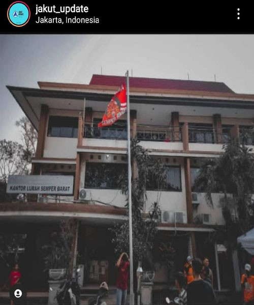 Viral, Pengibaran Klub Bendera Sepak Bola di Kantor Kelurahan Wilayah Jakarta Utara
