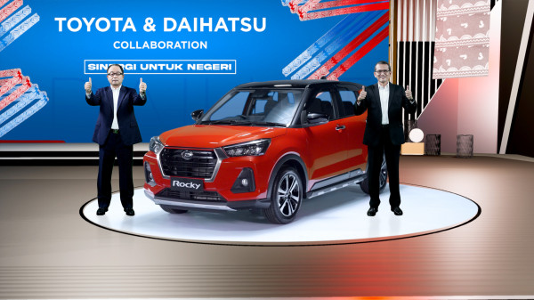 Tugas Berat Mobil Kembar Toyota Raize dan Daihatsu Rocky
