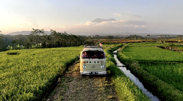 Tren Ngabuburit di Alam dengan Campervan Selama Ramadhan