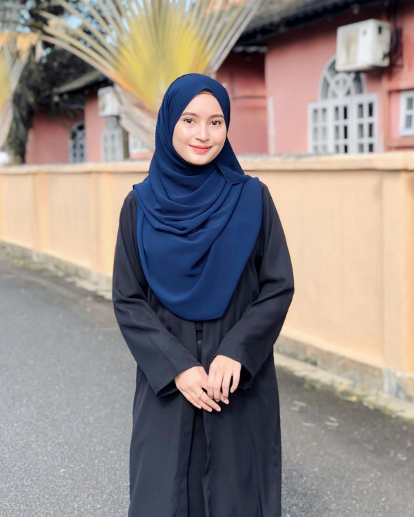 6 Warna Hijab untuk Bikin Wajahmu Kelihatan Cerah