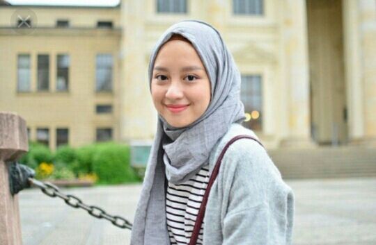6 Warna Hijab untuk Bikin Wajahmu Kelihatan Cerah