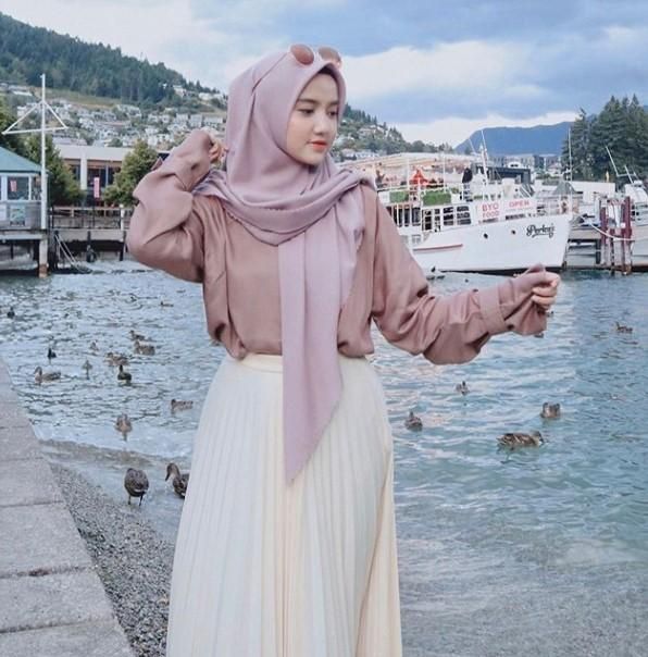 6 Warna Hijab untuk Bikin Wajahmu Kelihatan Cerah