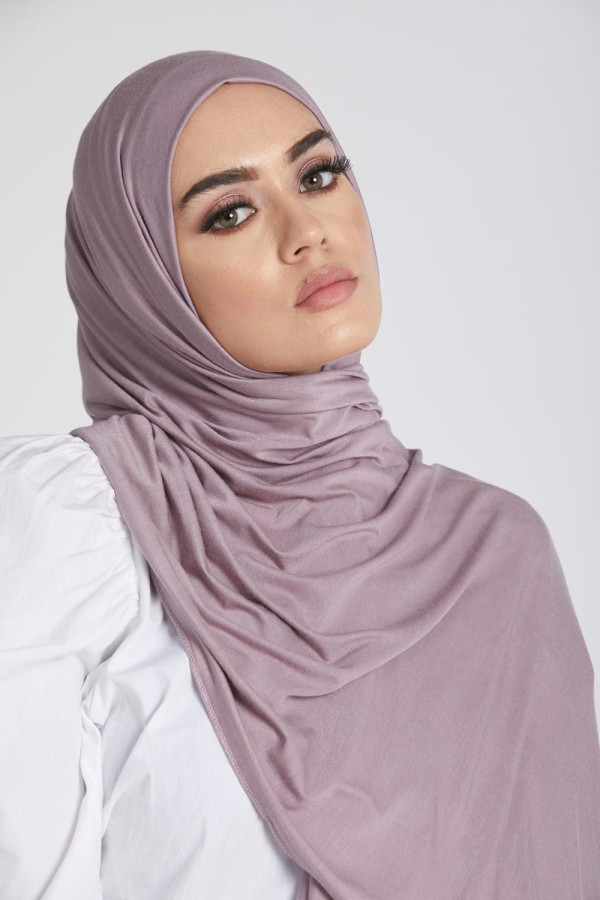 6 Warna Hijab untuk Bikin Wajahmu Kelihatan Cerah
