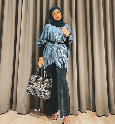 Simpel dan Menarik, Intip 3 Gaya Hijab Awkarin di Ramadhan 2021