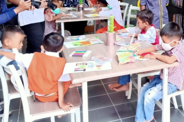 Tingkatkan Literasi Masyarakat, Jasindo Dirikan Taman Baca di Desa Cibadak