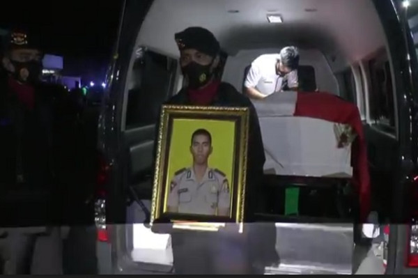 Tangis Keluarga Pecah Sambut Kedatangan Jenazah Bharatu Anumerta I Komang Wira Natha