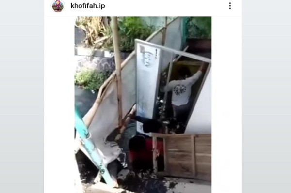 Unggah Video Warga Mokel dan Nyemplung Selokan, Khofifah: Berubah Jadi Black Panther