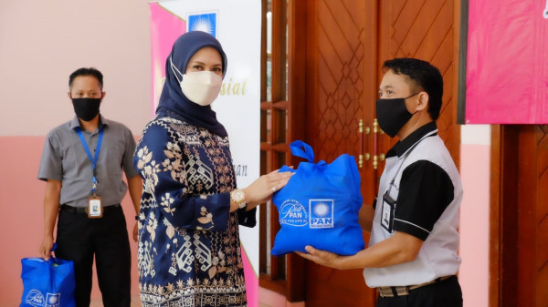 Ramadhan di Tengah Pandemi, PIA Fraksi PAN Bagikan 1.000 Sembako ke Petugas Kebersihan