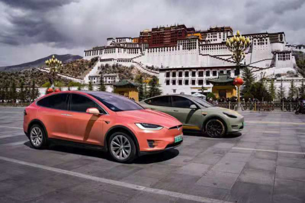 Keren, Tesla Bangun SPKLU yang Dekat Basecamp Gunung Everest