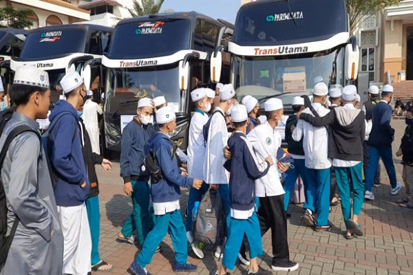 Tangis Pecah di Tasikmalaya, Ribuan Santri Pesantren Idrisiyyah Pulang Kampung
