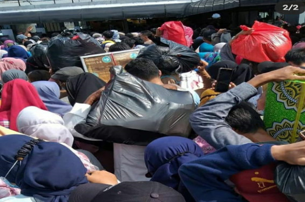Seperti Tak Ada Prokes, Begini Penampakan Antrean di Stasiun Tanah Abang Tadi Sore